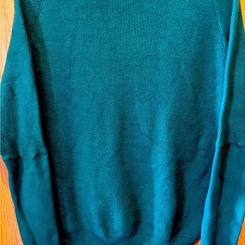 Contemporary green sweater. Size M/L